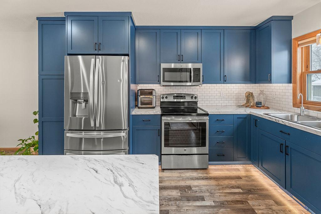Kitchen w/ SS appliances, tile backsplash, recessed lighting, undercabinet lighting.