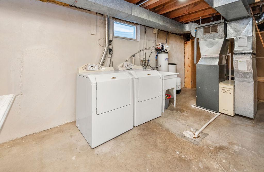 Laundry room w/ utility sink