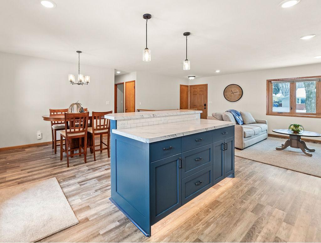 Island offers more storage & seating
