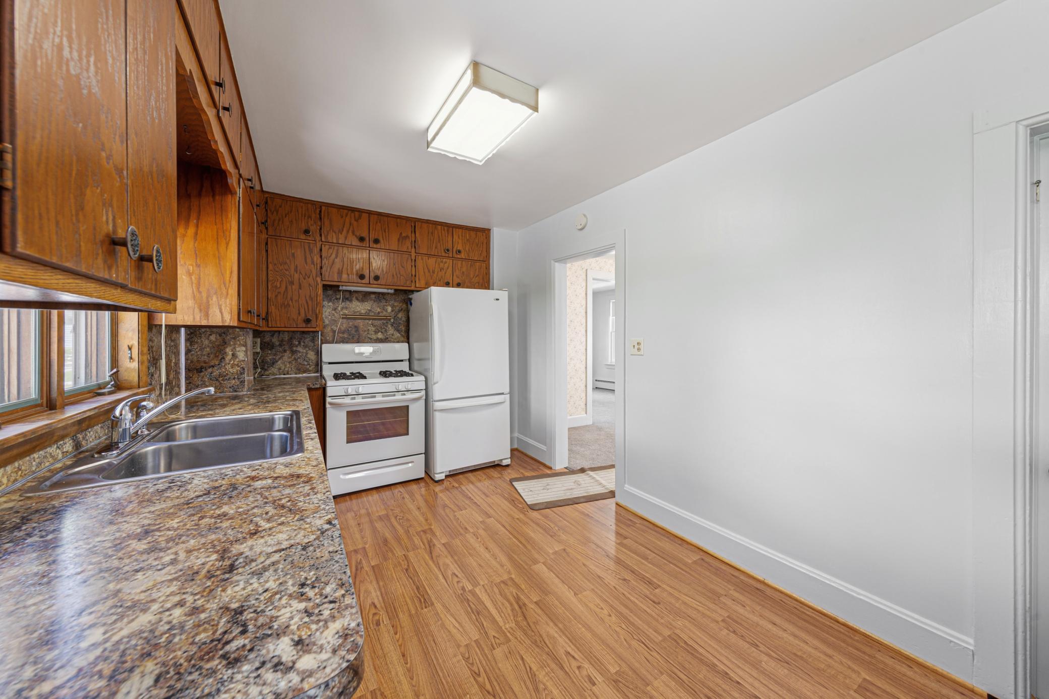 15 kitchen.jpg