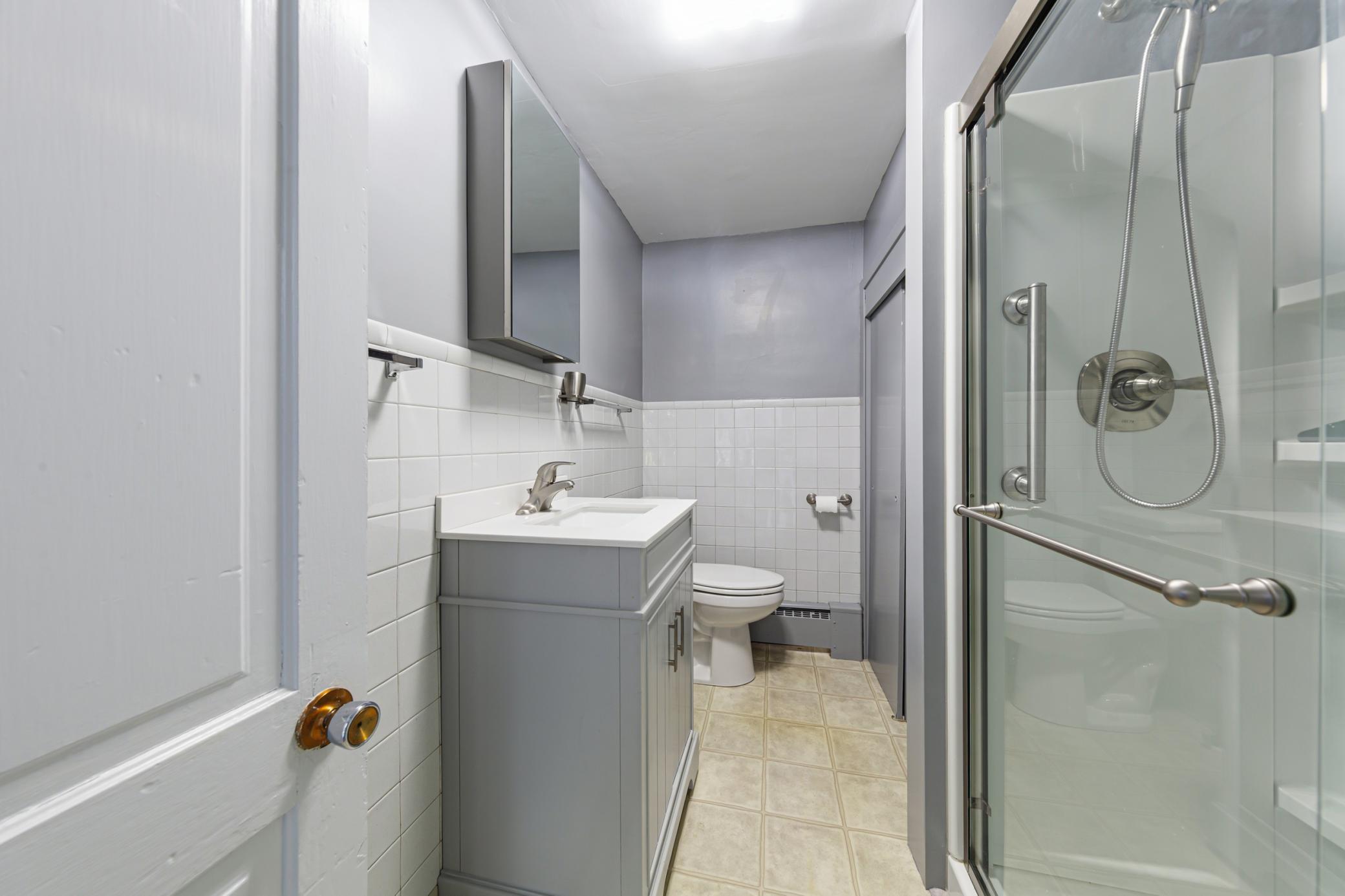 27 bathroom.jpg