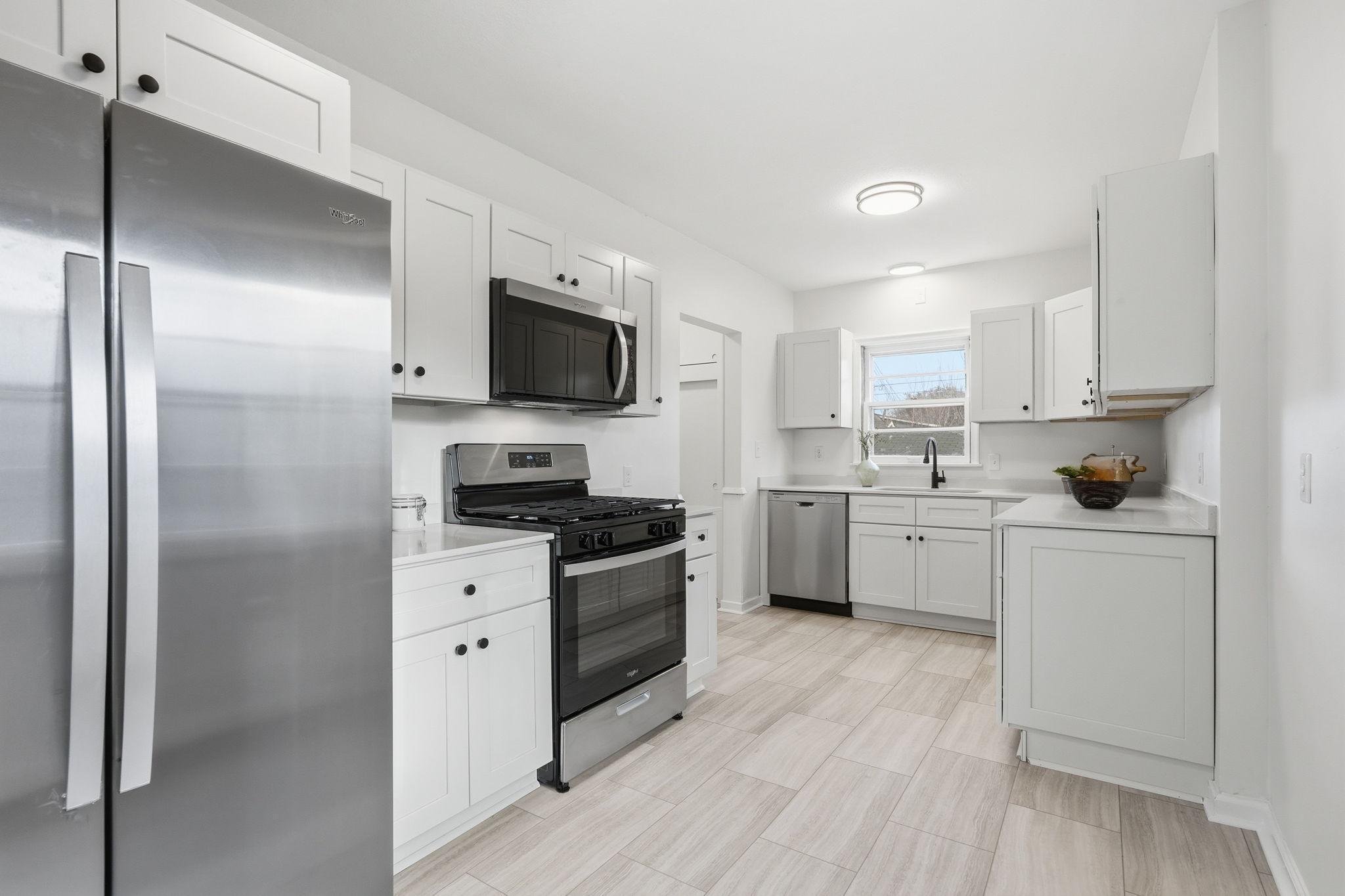 22-web-or-mls-1655 Ross Ave E-22.jpg