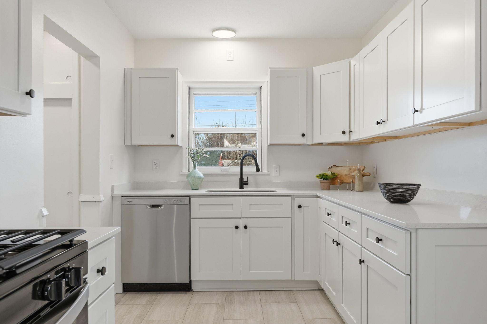 23-web-or-mls-1655 Ross Ave E-23.jpg