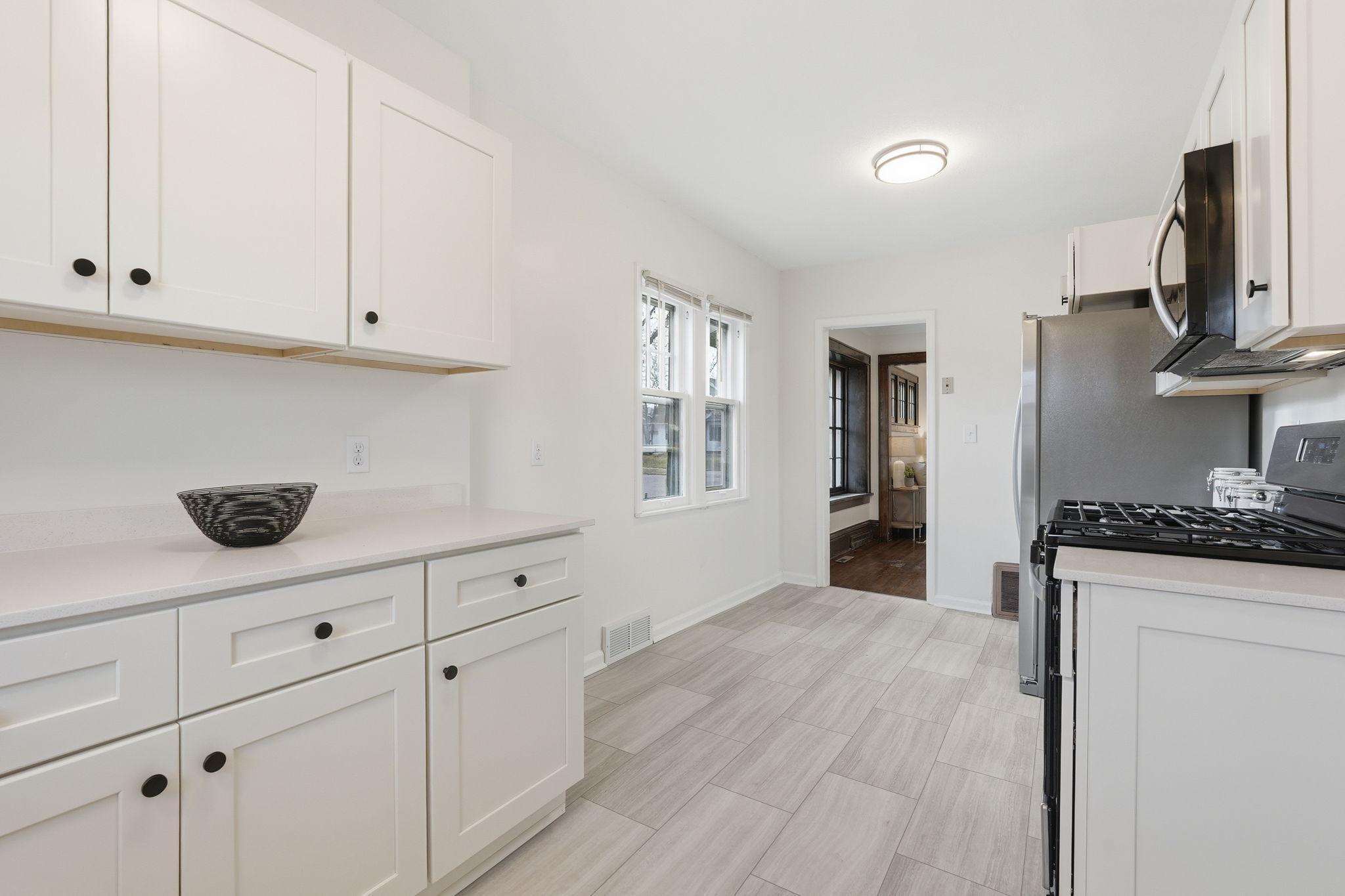 24-web-or-mls-1655 Ross Ave E-24.jpg