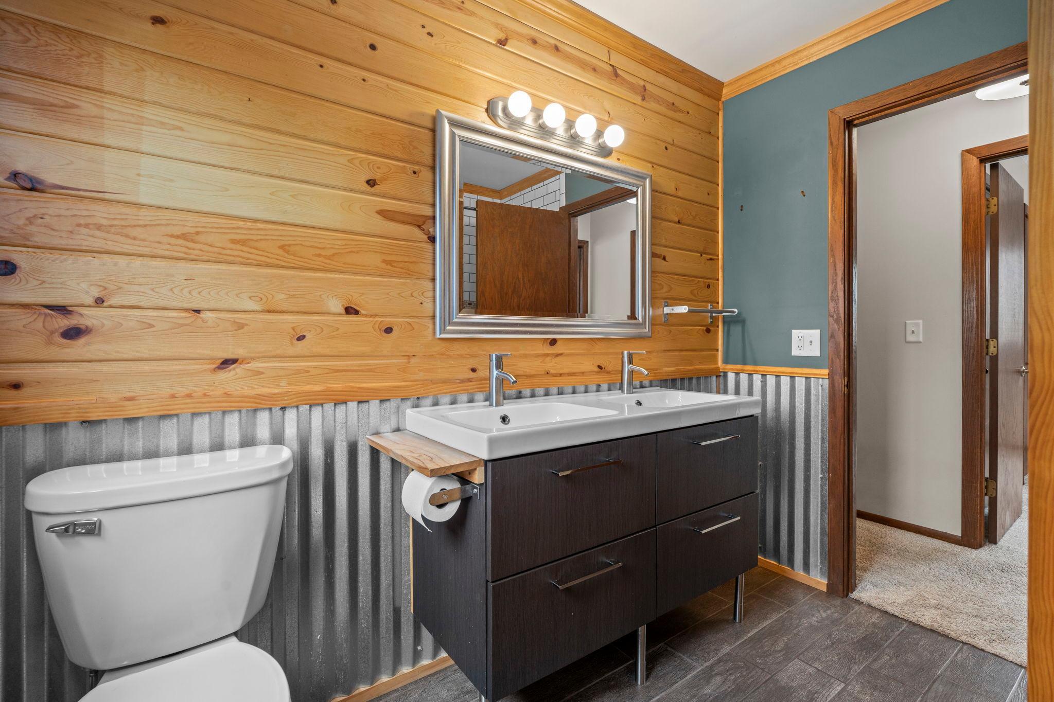 Upper level full bath.