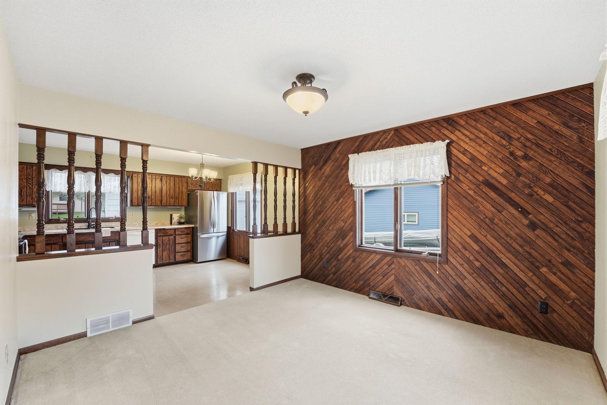 Dining room set right off the kitchen.