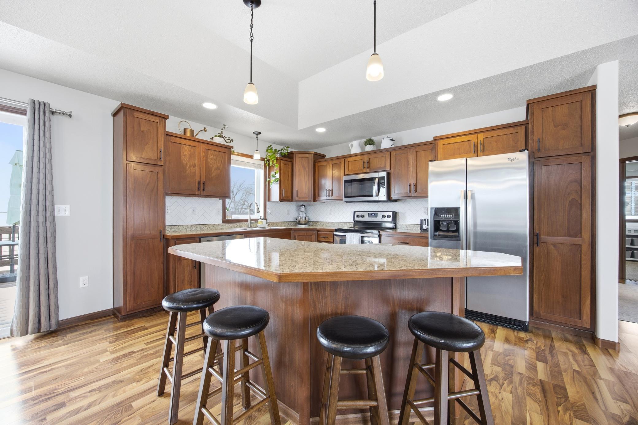 Kitchen w/large island