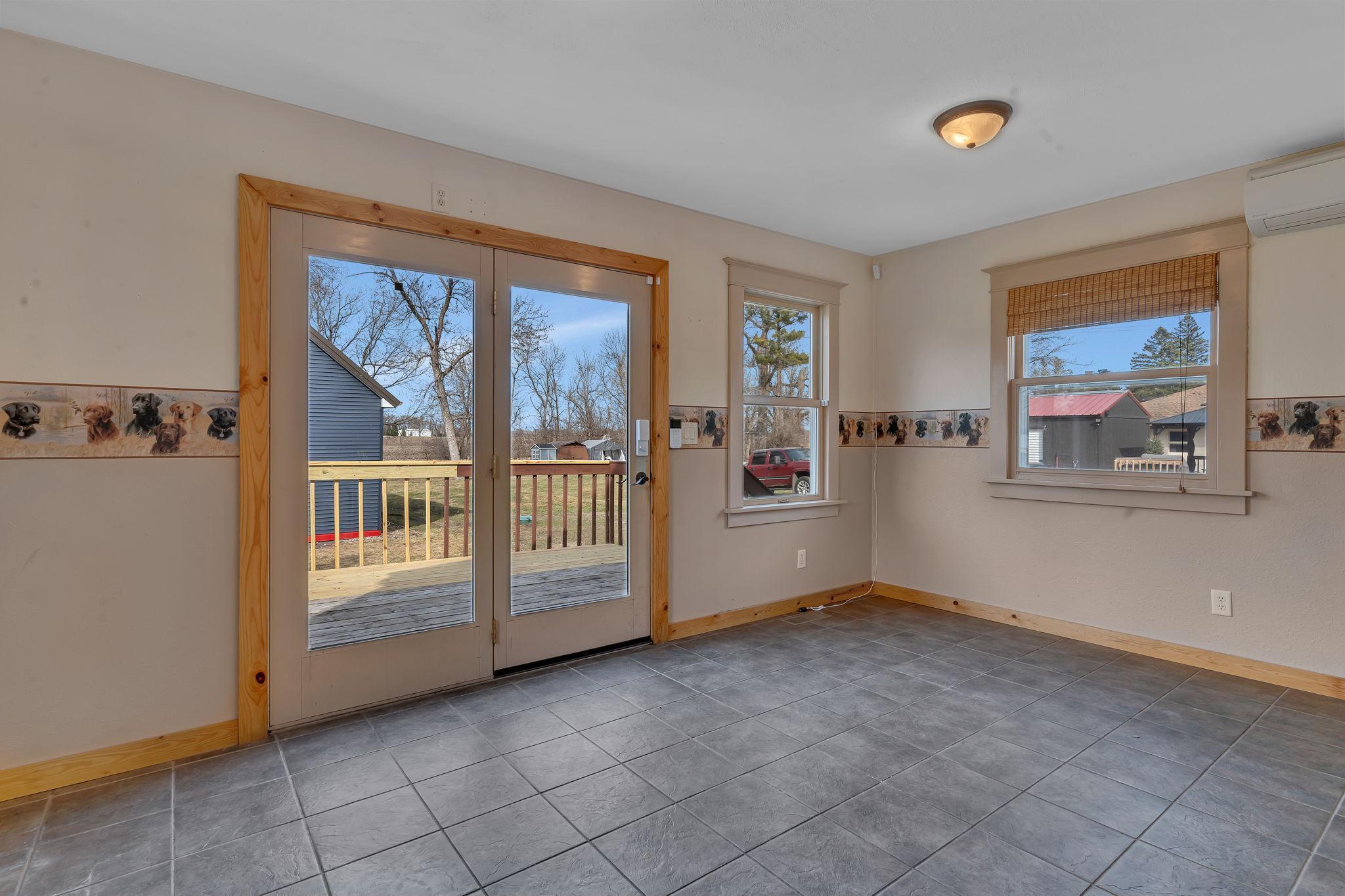 Dining room w/deck access