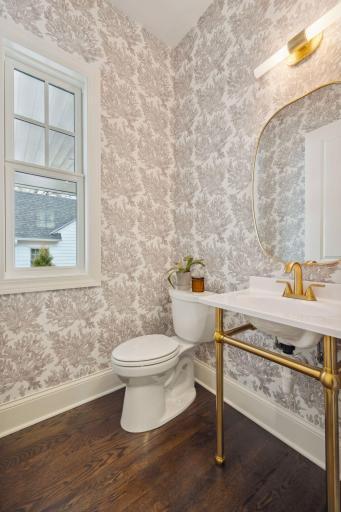 1/2 bath in mudroom, off the kitchen