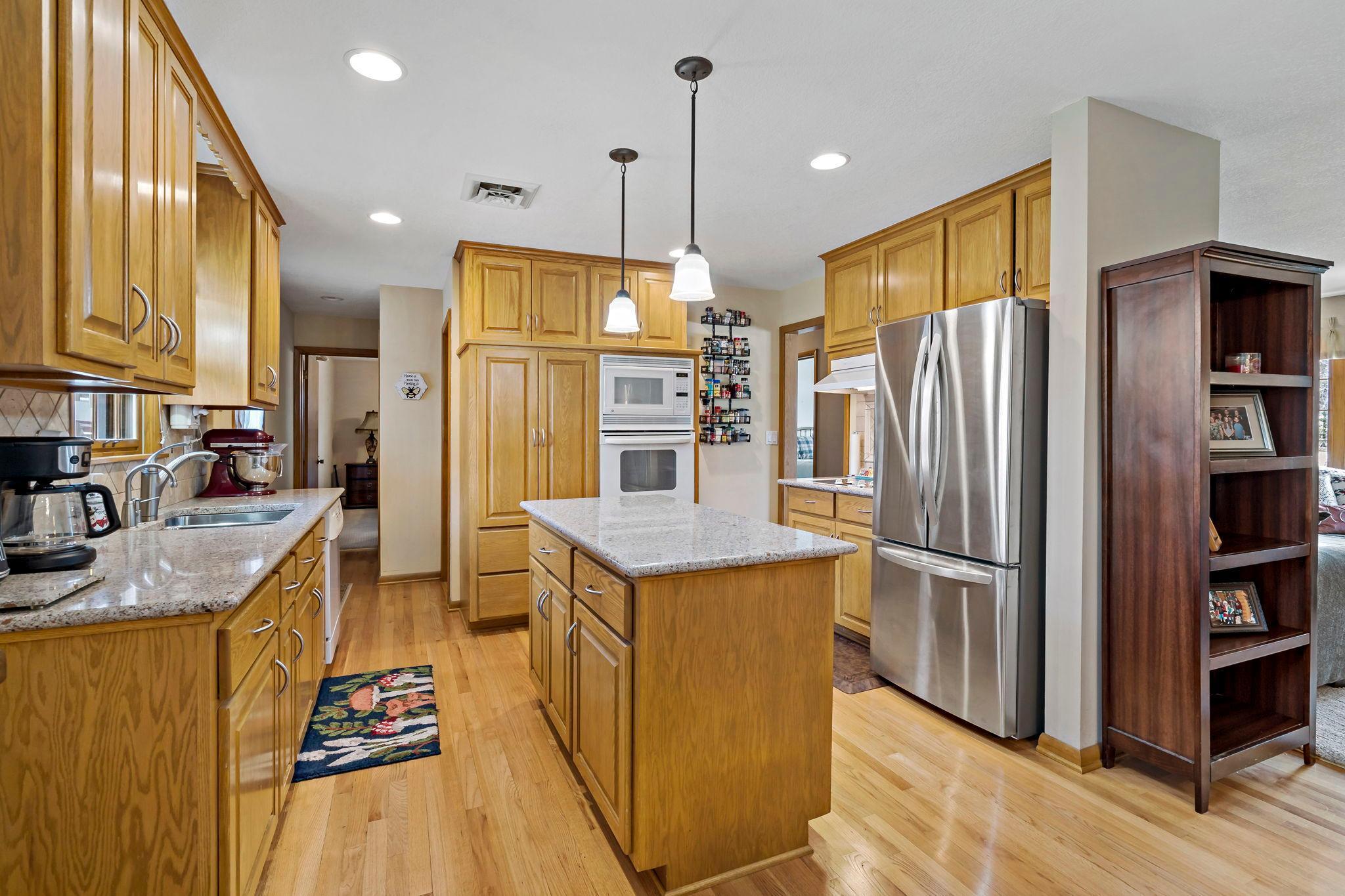 The panty has pull out shevles too!