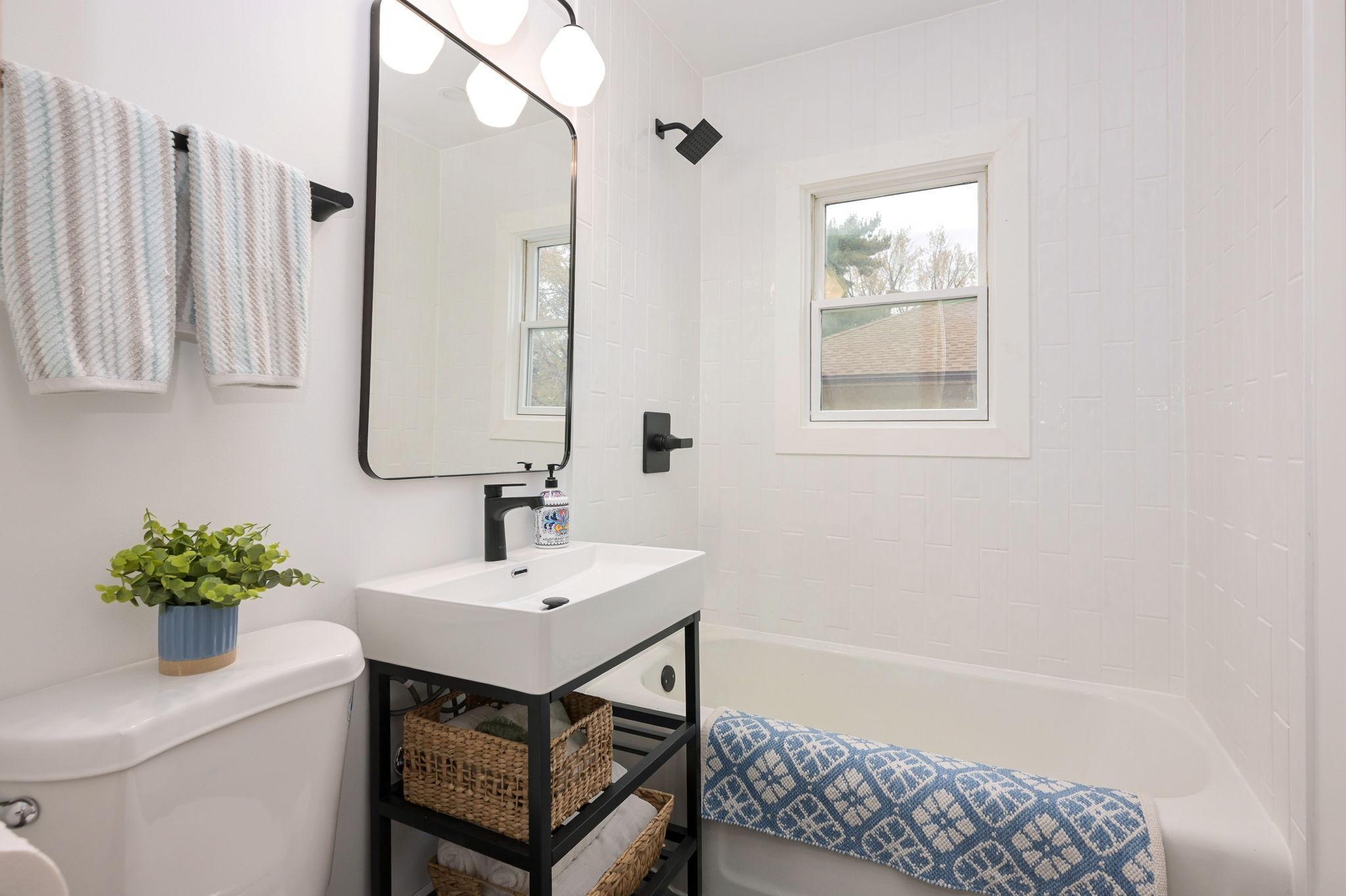 26-web-or-mls-50th Interior-20.jpeg