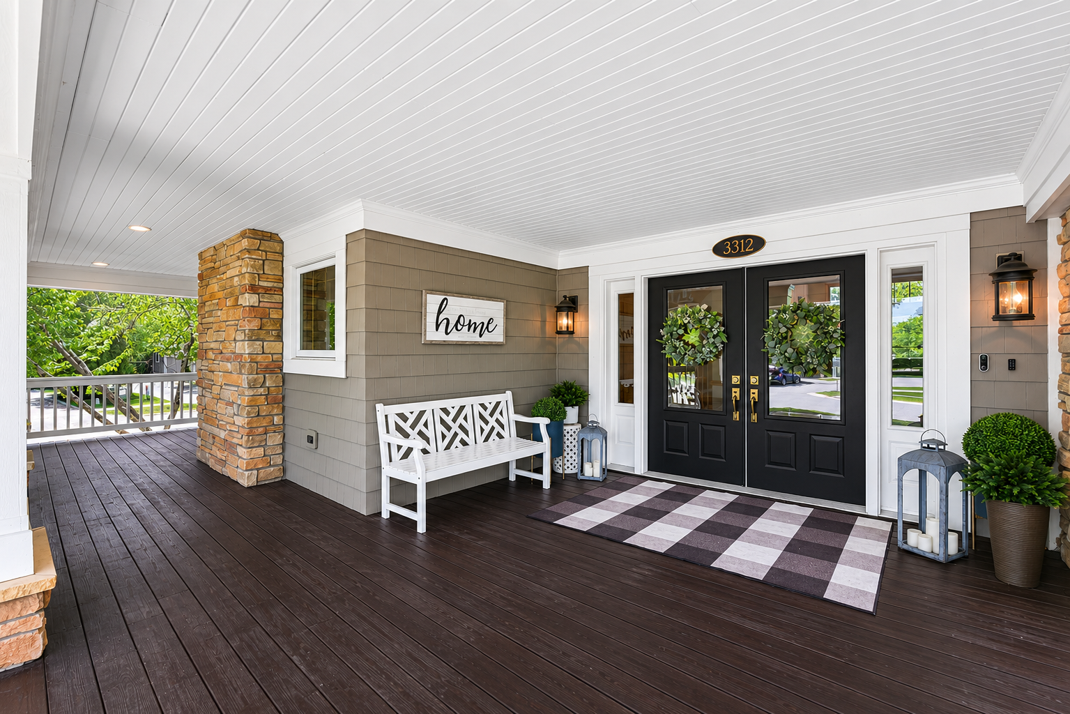 Huge covered porch-perfect for greeting your guests! Your deliveries don't get rained on.