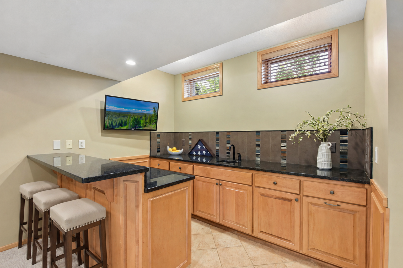 Bar area Beautiful granite countertop and backsplash.