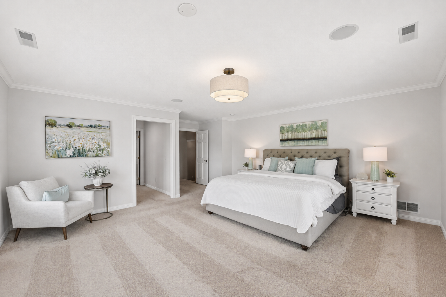 Huge owner's suite with ceiling speaker system