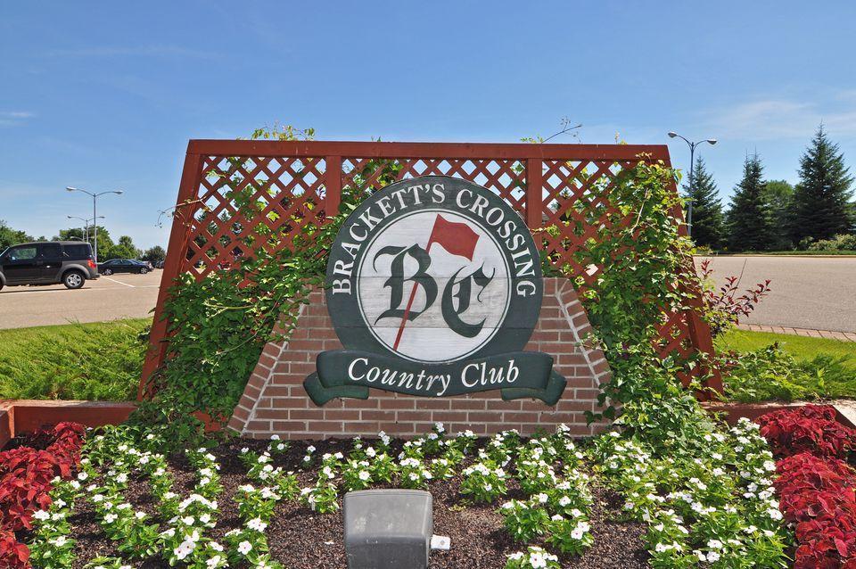 Walking distance to Brackett's Crossing Country Club and Murphy Hanrehan Park Reserve.