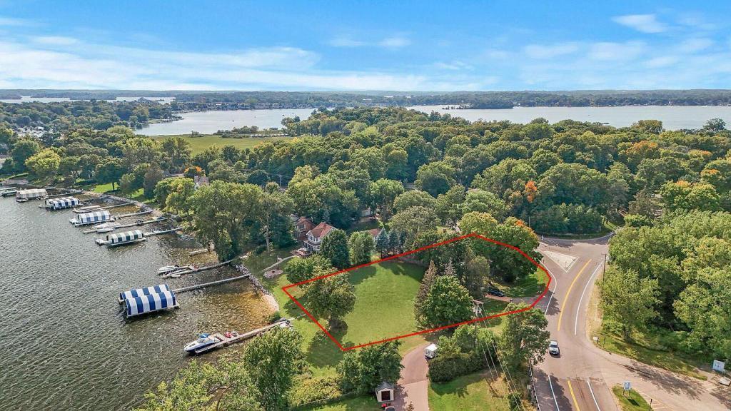 Welcome to 3705 North Shore Drive