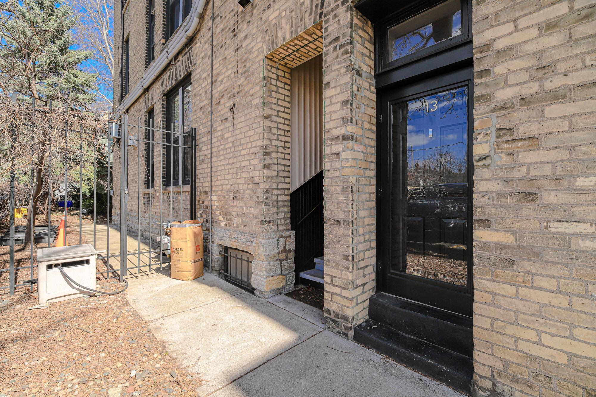 *Rare* private entrance! Gate leads to the back common area