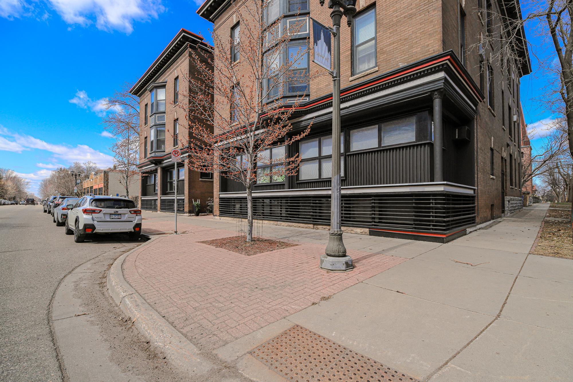 Super walkable area to restaurants and shops