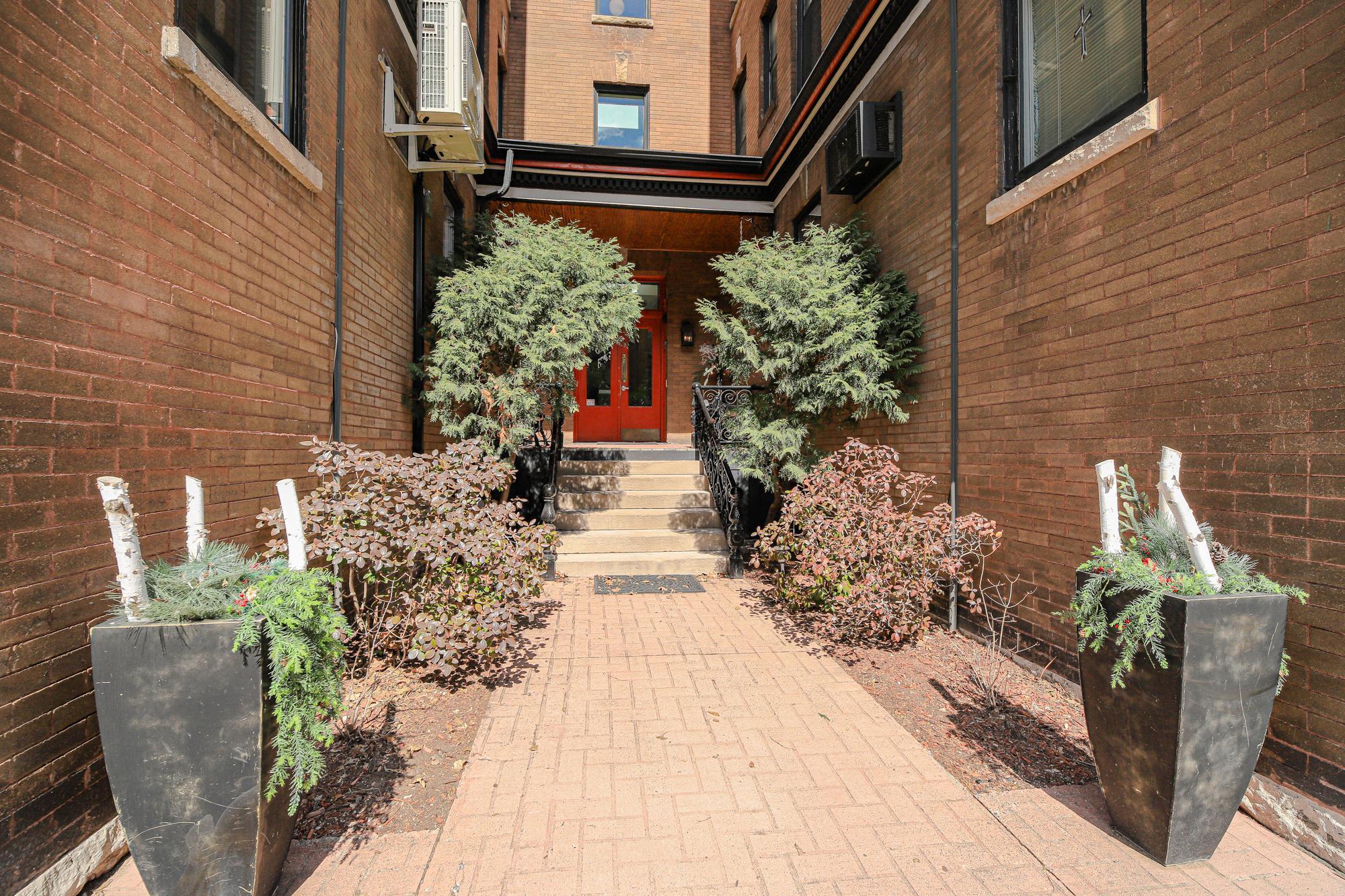 Lobby houses all unit's mailboxes