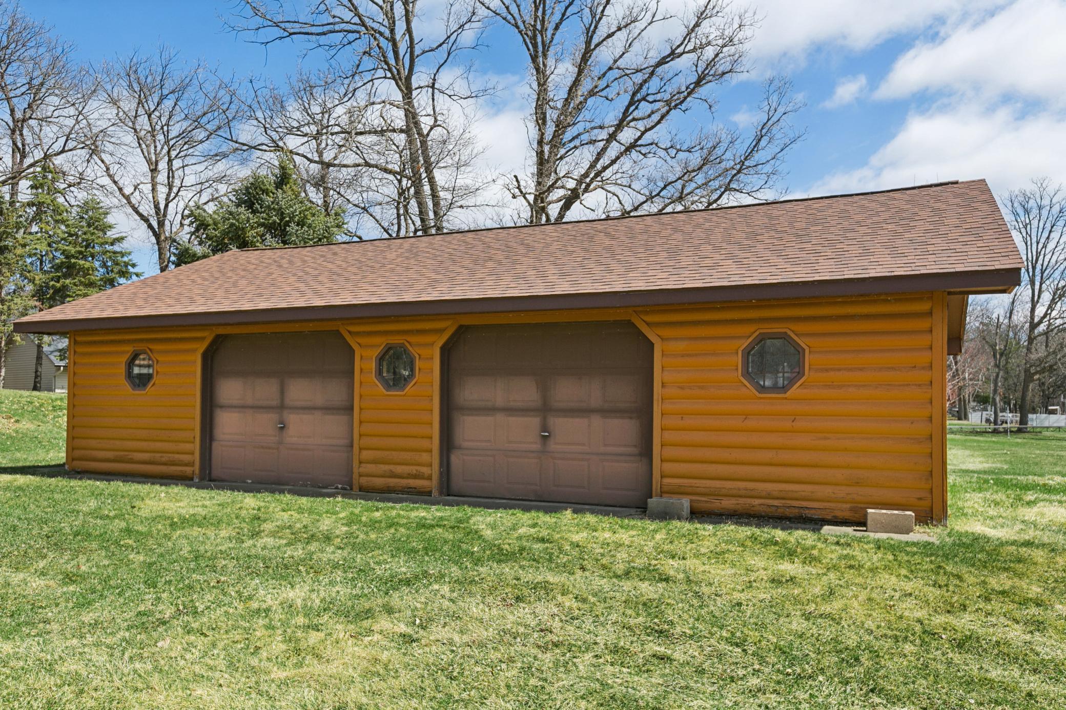 This 40' x 26' was built in 1992. Storage for your yard and lake toys, space for a workshop and there's a large walk-in closet for special storage...or potentially a half bath!? Roof 10 yrs old.