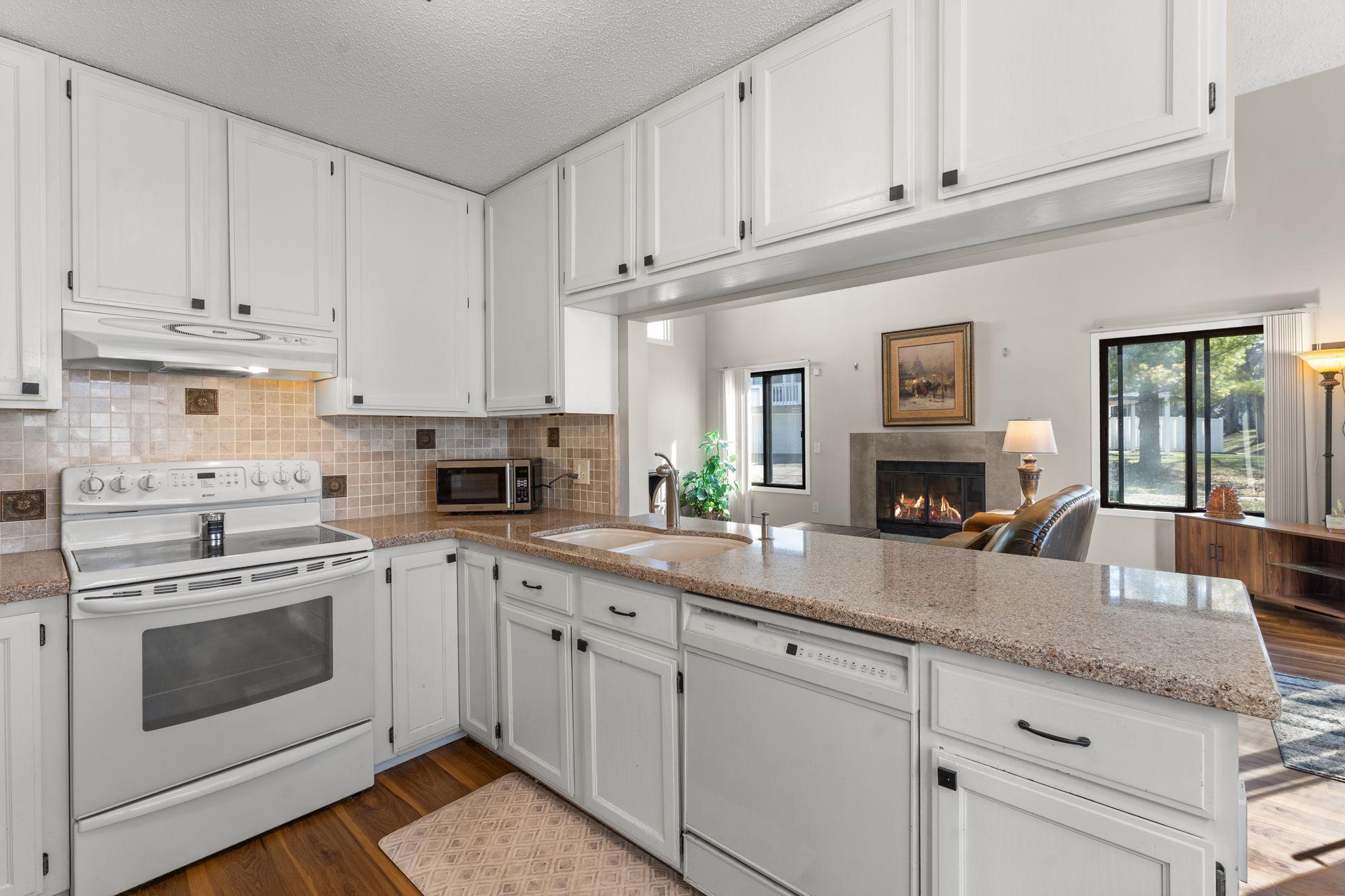 23-web-or-mls-5550 Bimini Dr-103.jpg