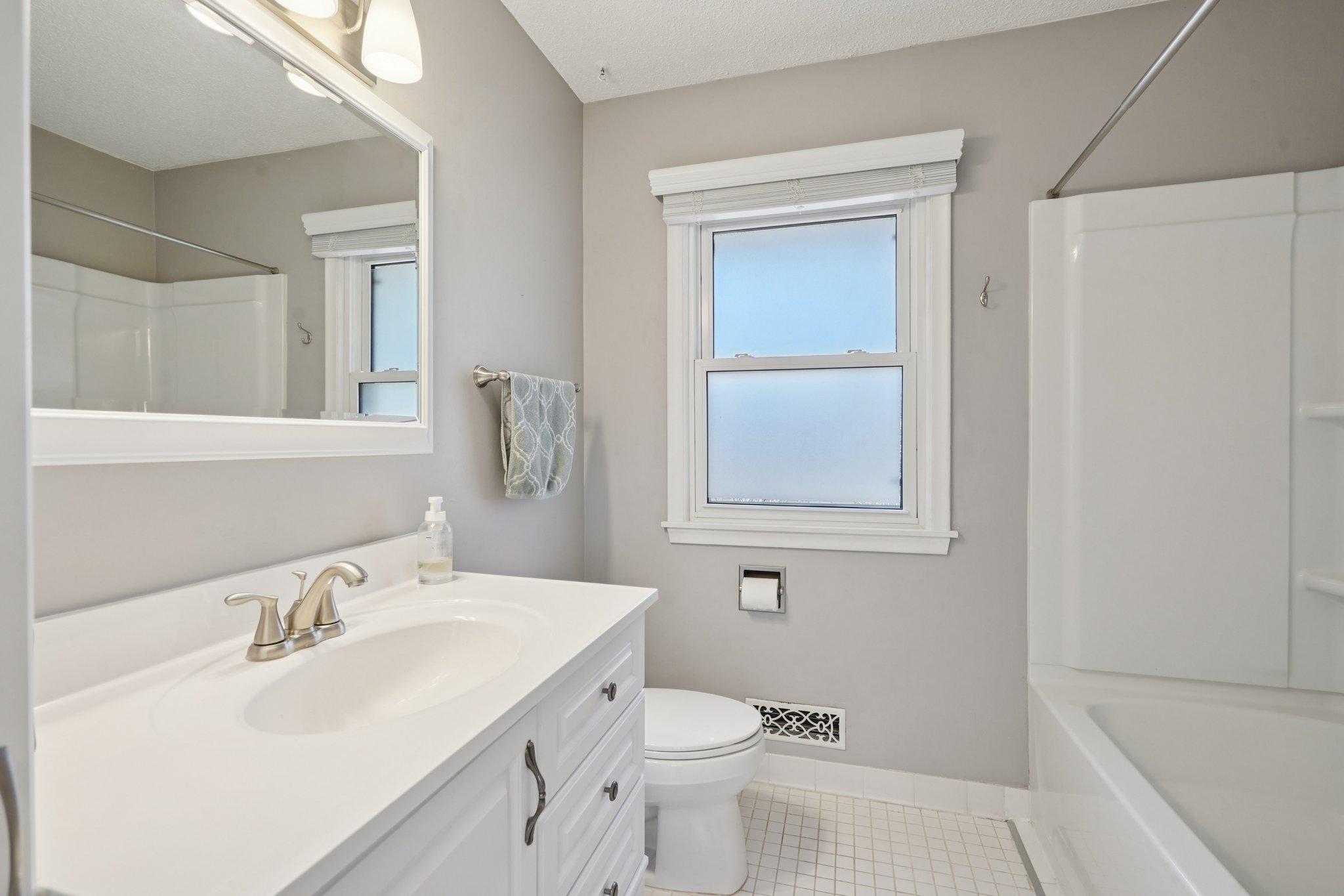 25-web-or-mls-Plymouth Ave N-S0704-025.jpg