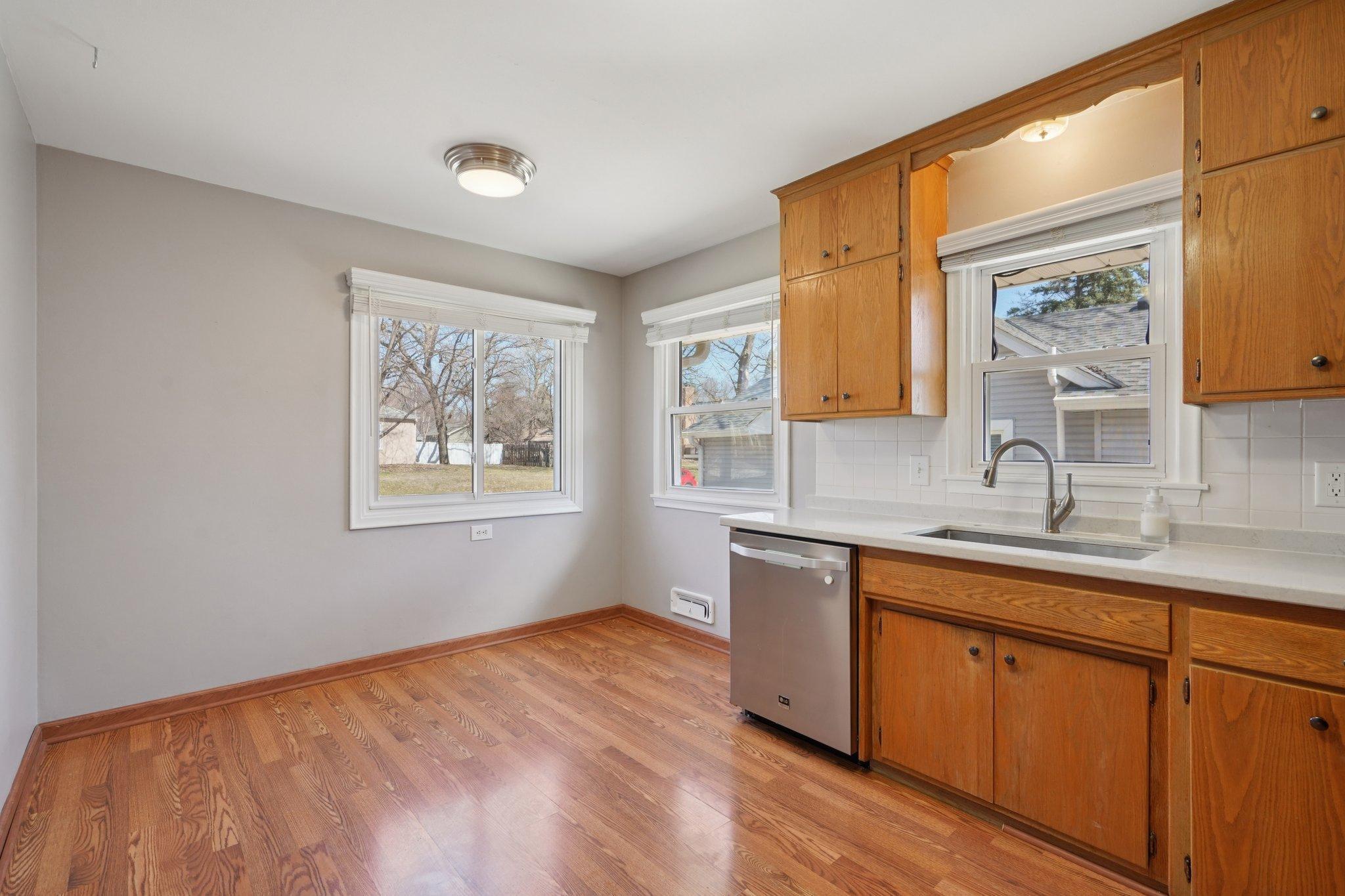 11-web-or-mls-Plymouth Ave N-S0704-011.jpg