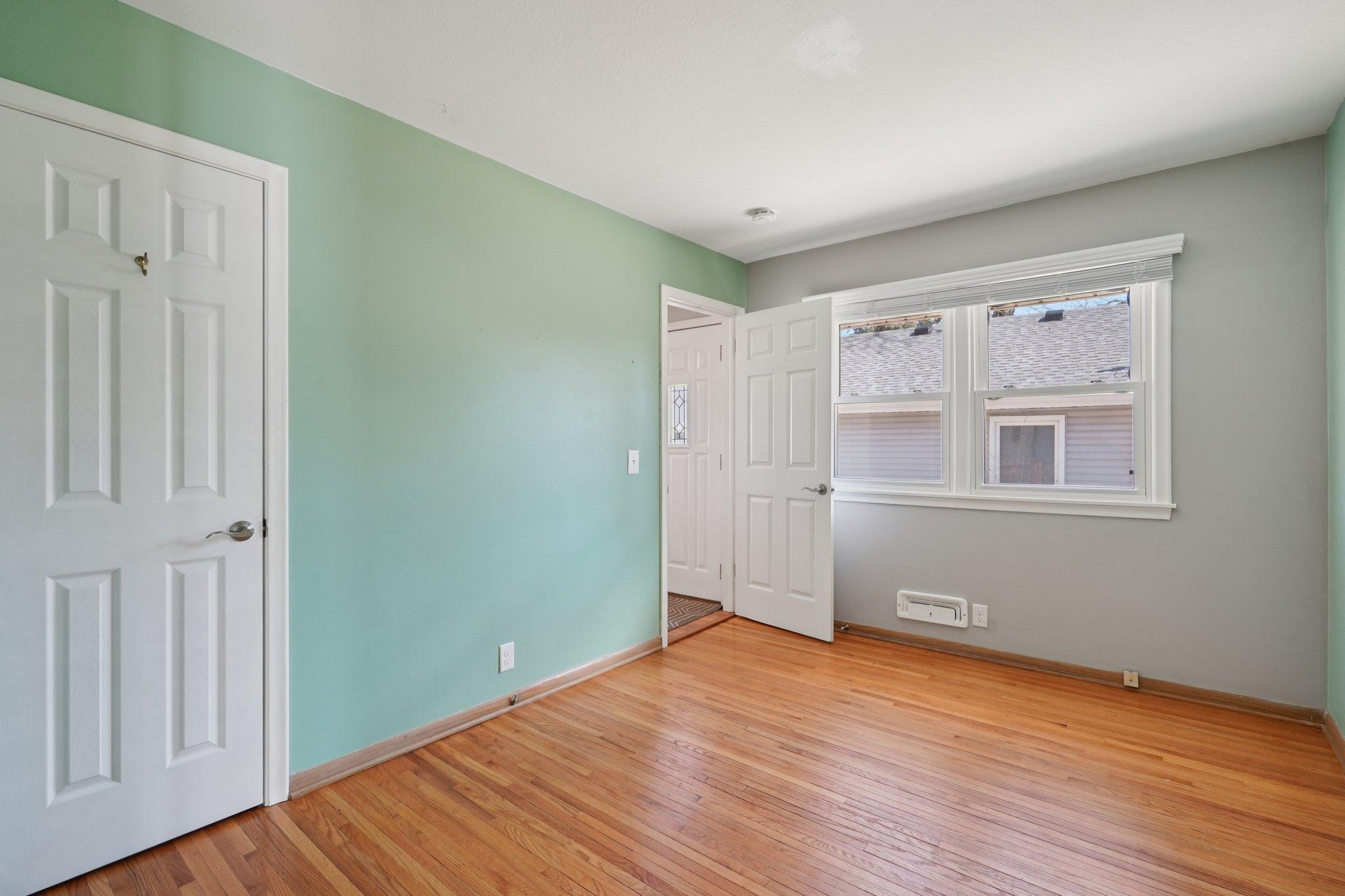 19-web-or-mls-Plymouth Ave N-S0704-019.jpg