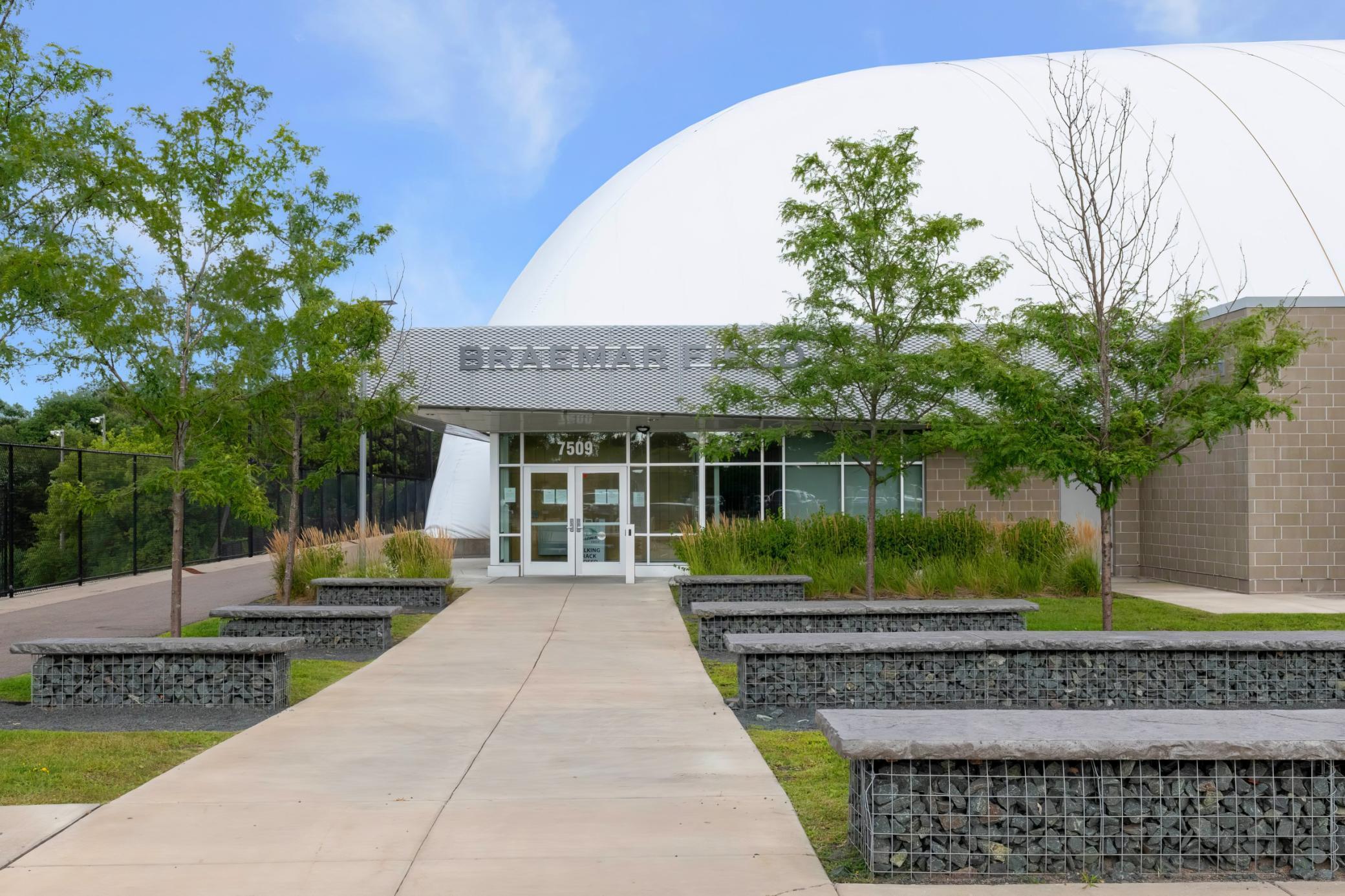 Braemar hockey rinks nearby.