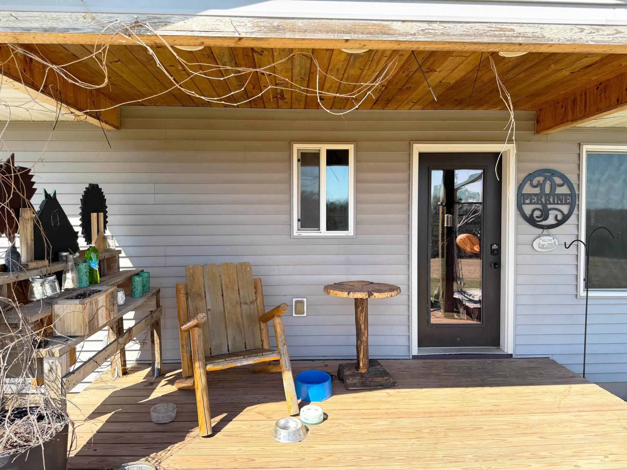 A closer look at the porch.