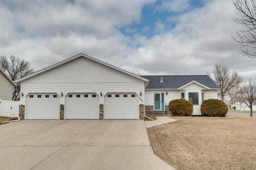560 41st Avenue S, Moorhead, MN 56560