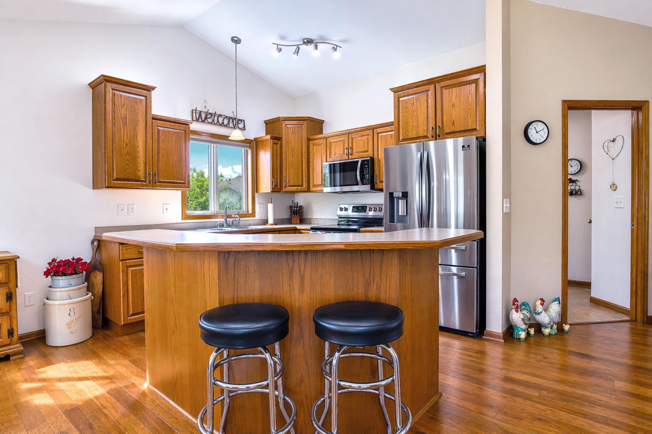 Breakfast bar at the kitchen island