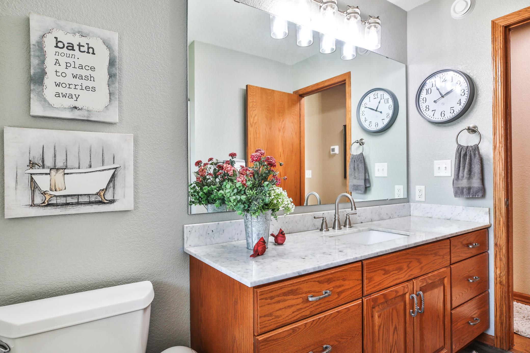 Mainfloor full bath off the hallway