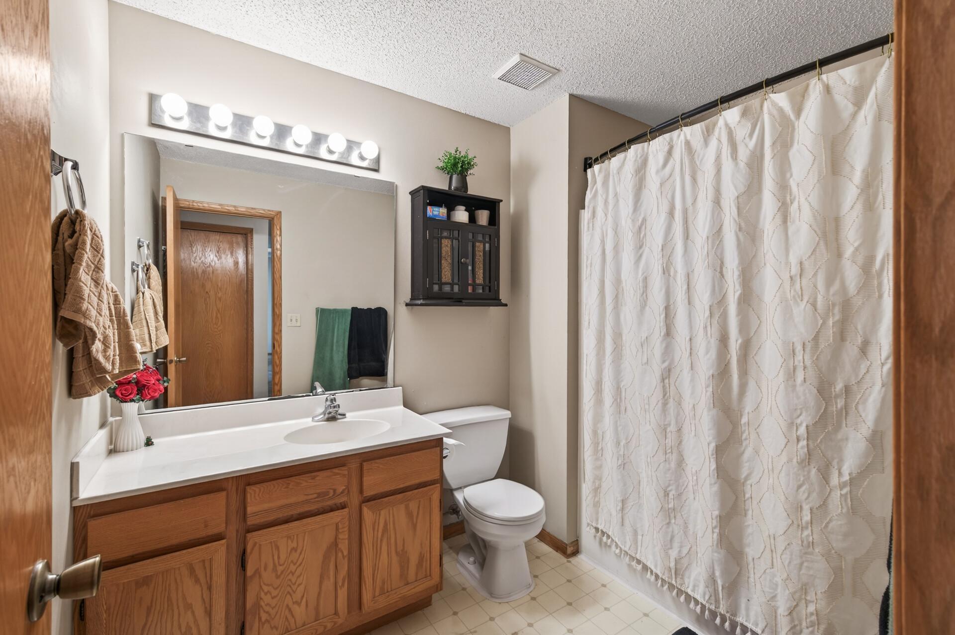 Upper full bath is situated right between the primary bedroom and second bedroom