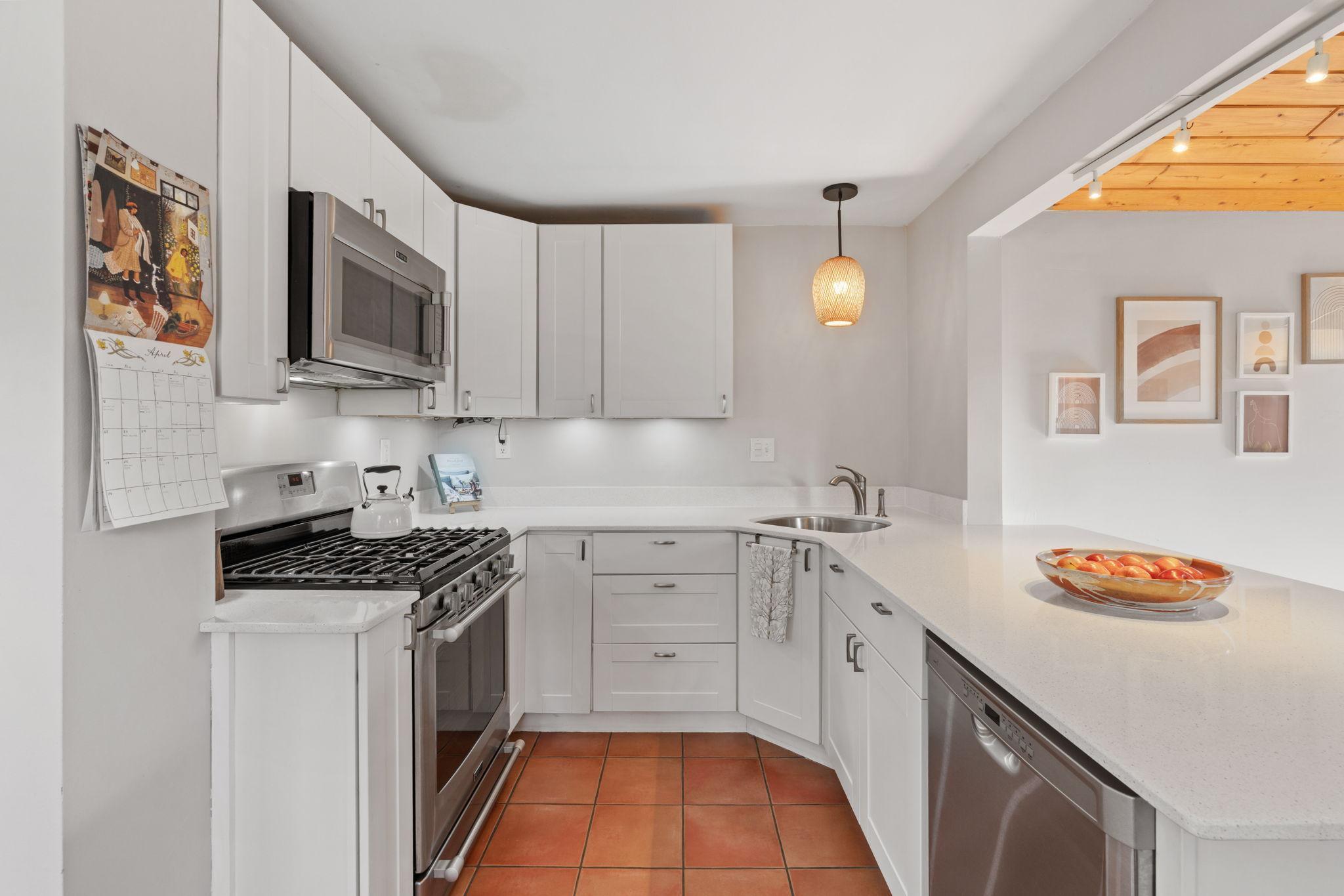 25-web-or-mls-6115 Upton Ave S-25.jpg