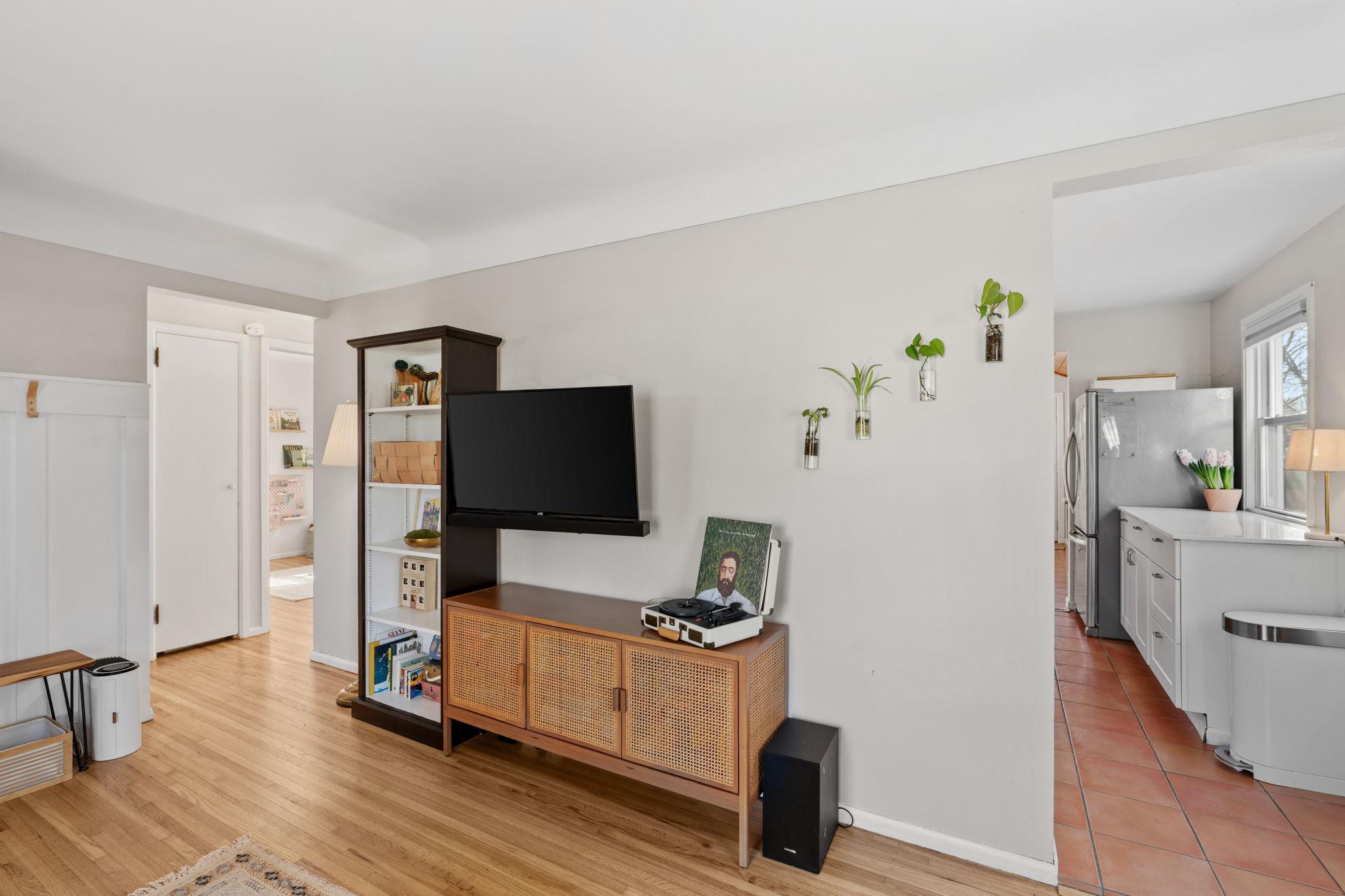 22-web-or-mls-6115 Upton Ave S-22.jpg