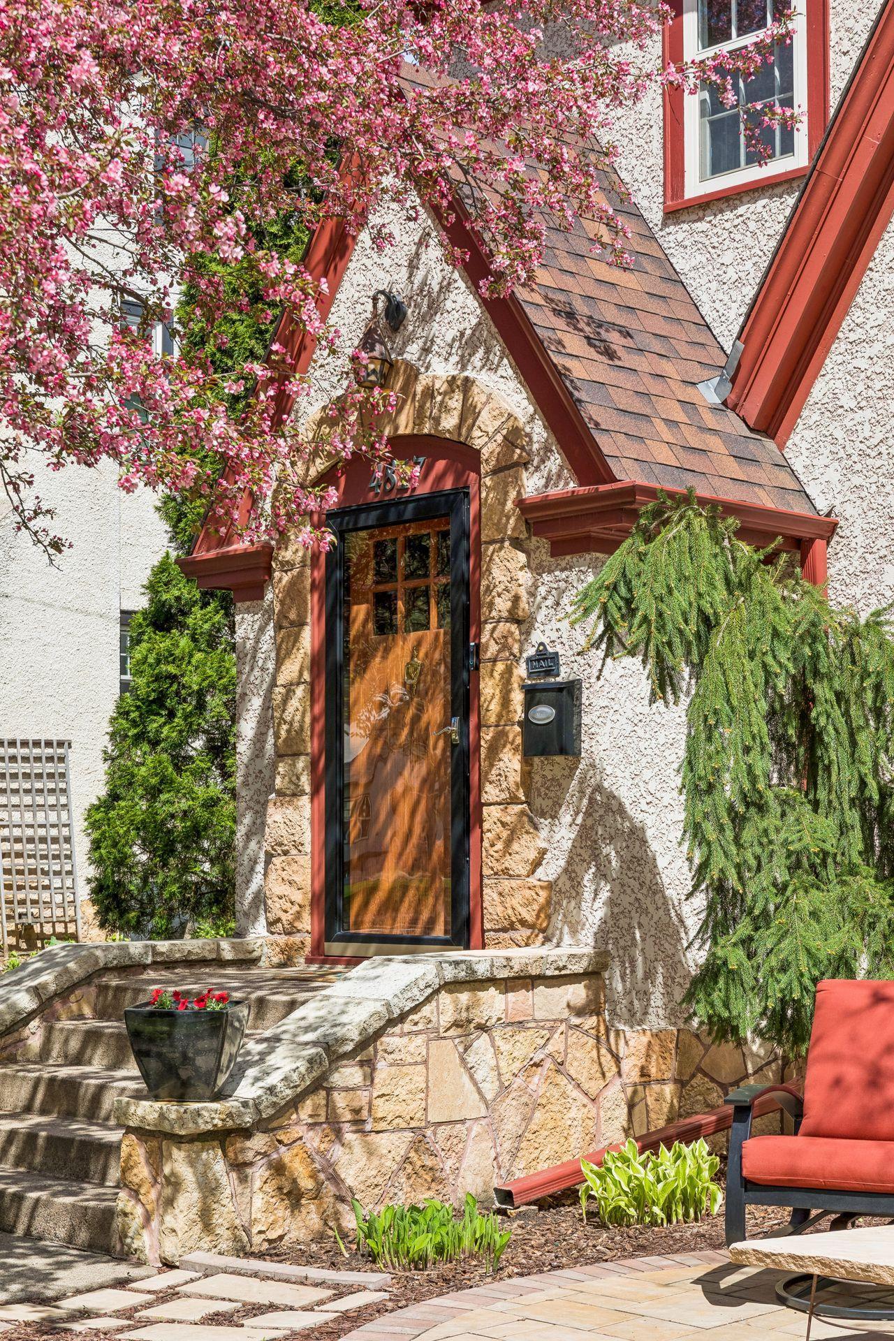 The exterior features a beautiful mix of stucco & stone.