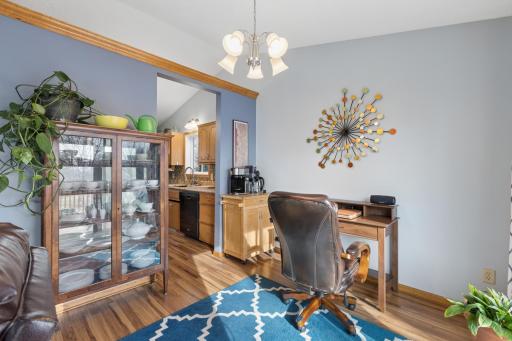 Like to entertain and have dinner parties or sit down meals with your friends or family? This upper level dining area is so nice!