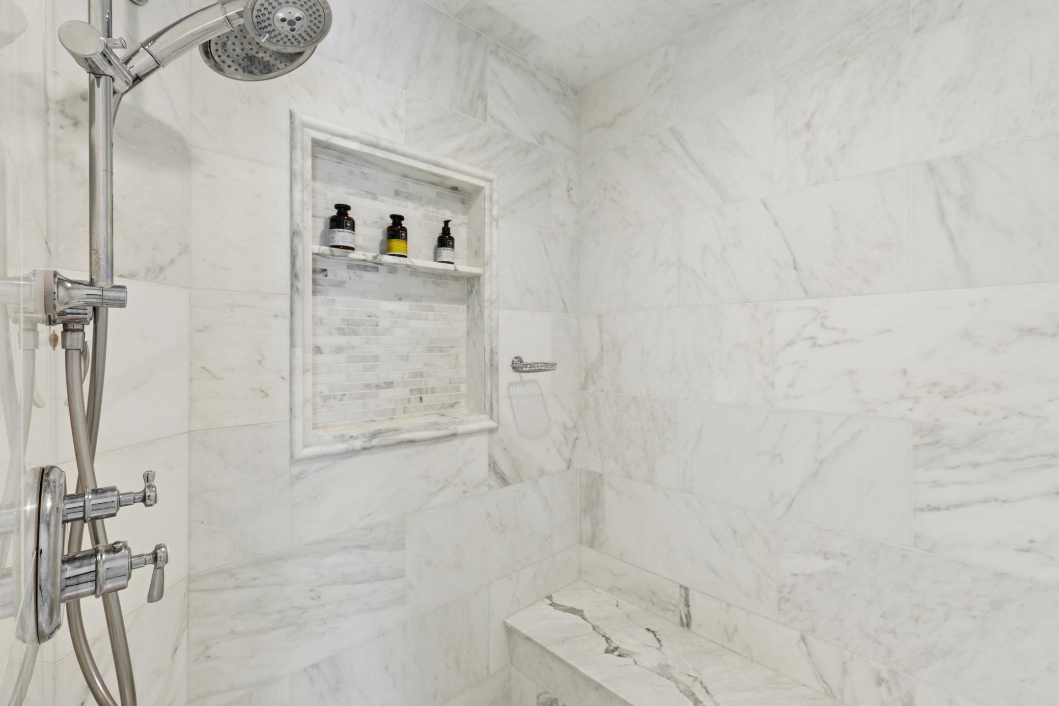 Walk-in shower with zero threshold with linear drain