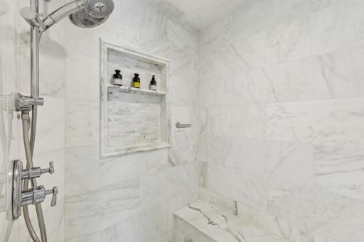 Walk-in shower with zero threshold with linear drain