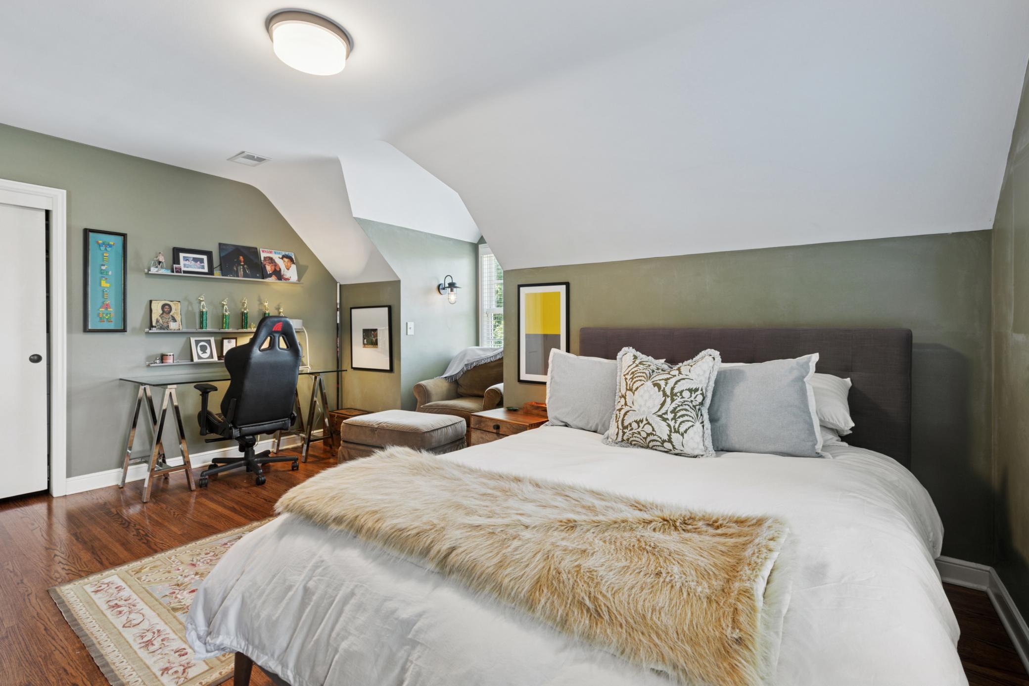 Oversize bedroom - ideal for family living or guest quarters