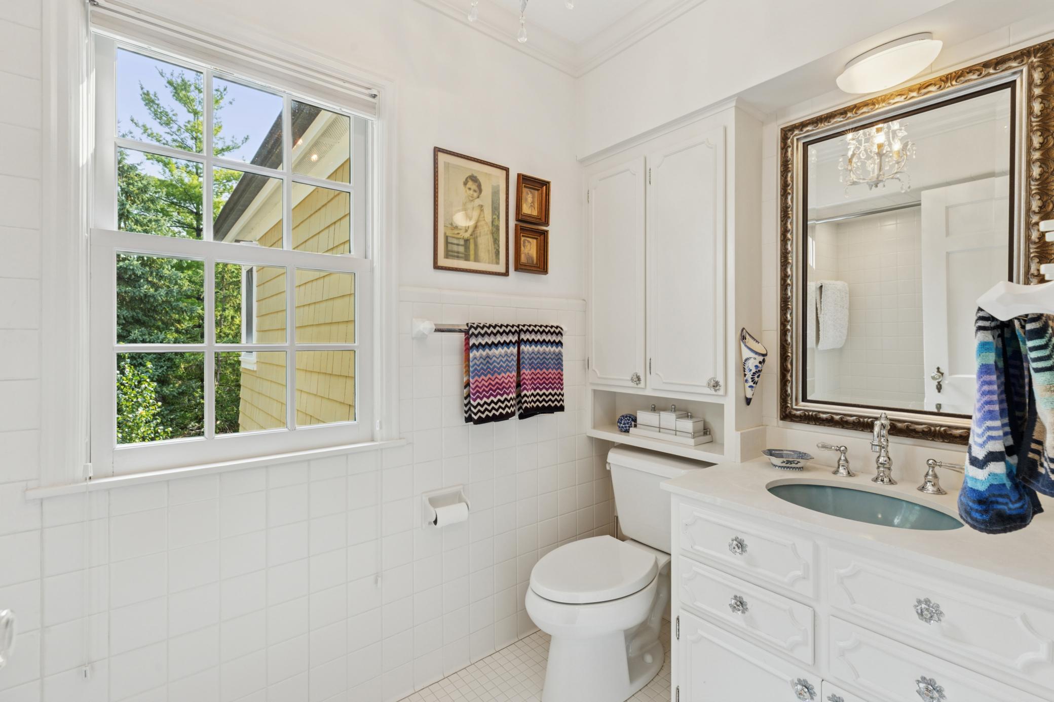 Full size upper level bath