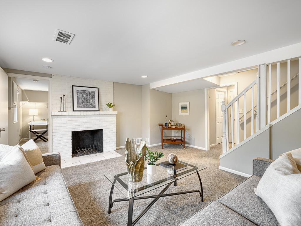 21 - Family Room.jpg