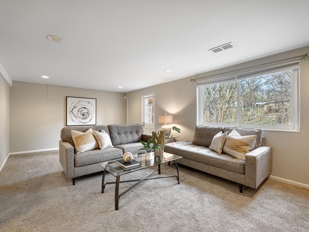 19 - Family Roomn.jpg