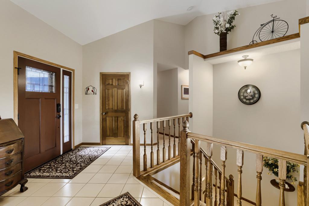 18130 Robinson Circle - MLS Sized - 002 - 02 Foyer.jpg
