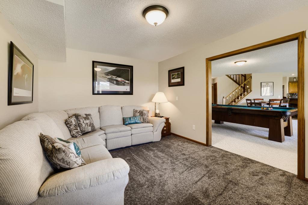 18130 Robinson Circle - MLS Sized - 011 - 11 Family Room.jpg