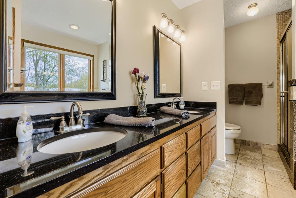 18130 Robinson Circle - MLS Sized - 016 - 16 Primary Bathroom.jpg