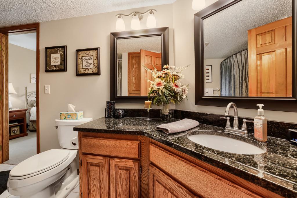 18130 Robinson Circle - MLS Sized - 021 - 21 Bathroom.jpg