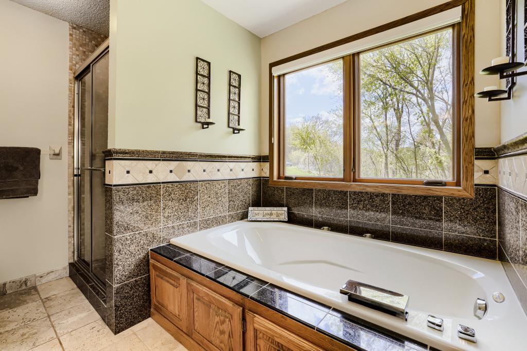 18130 Robinson Circle - MLS Sized - 015 - 15 Primary Bathroom.jpg