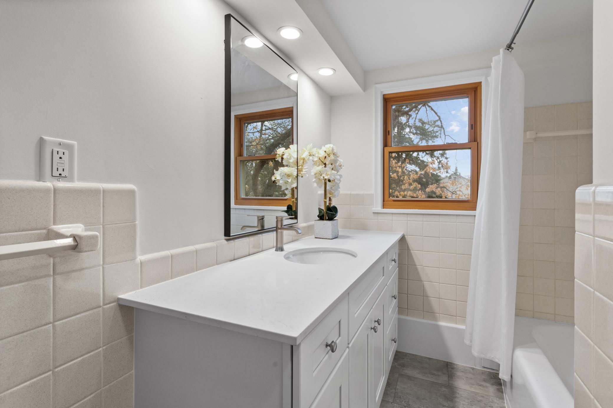 Full bathroom upstairs with the bedrooms